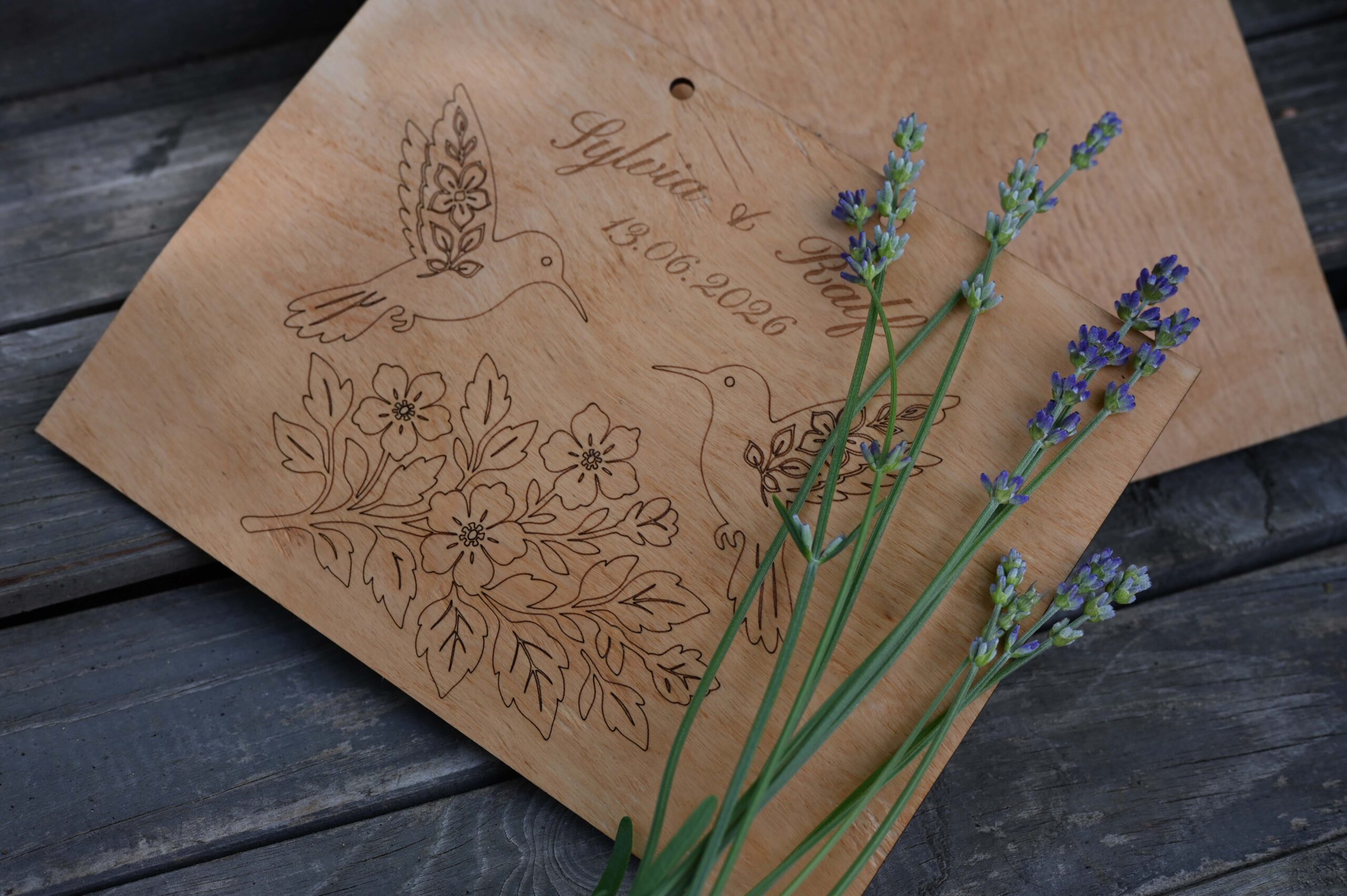 Gaestebuch aus Wurzelahorn_Wikingerfans_Wikingerhochzeit_mit Lavendel dekoriert