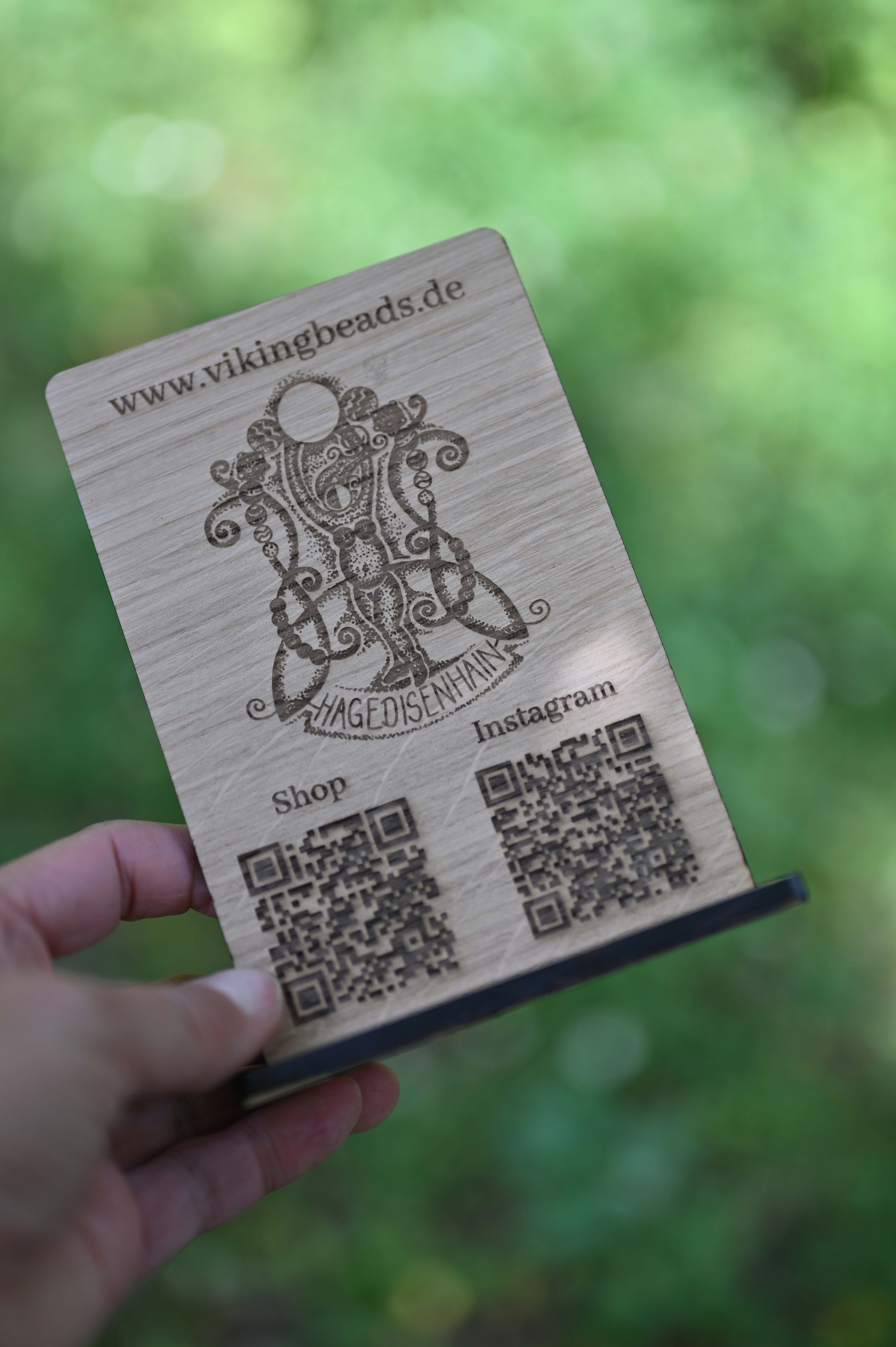 QR Code Schild_Aufsteller_Wikingerfans_Holz_Lichtschmiede_2026